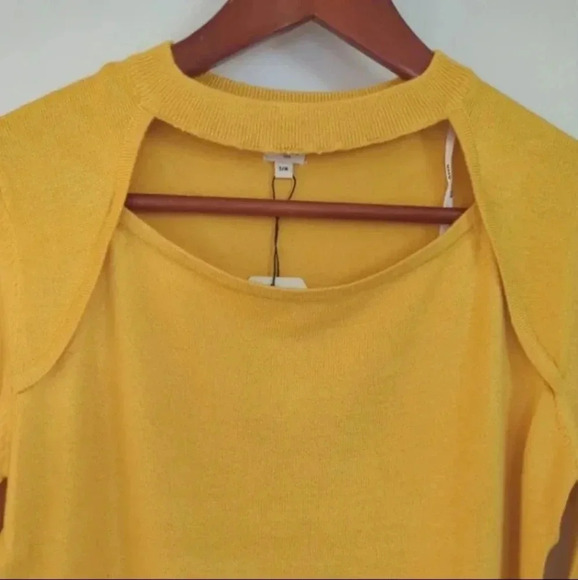 🌴2/$25🌴UNIQ | Mustard Yellow Lightweight Stretchy Cutout Sweater Size Small - Picture 2 of 4